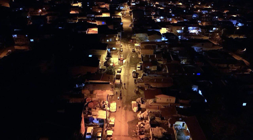 Sabıkalı mahalleye yüzlerce polisle şafak baskını! - Resim: 2