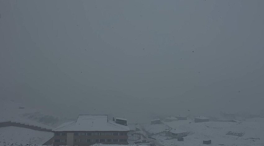 Beyaz kabus başladı: Yoğun kar yağışı uçak seferlerini durdurdu! - Resim: 4