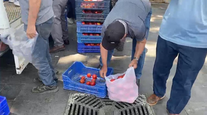 Halde satamadığı 4 ton ürünü meydanda ücretsiz dağıttı - Resim: 2