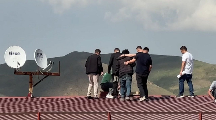 Hakkari'de hareketli saatler: Çatıya çıkan genci başkan Şoreş Diri kurtardı - Resim: 3