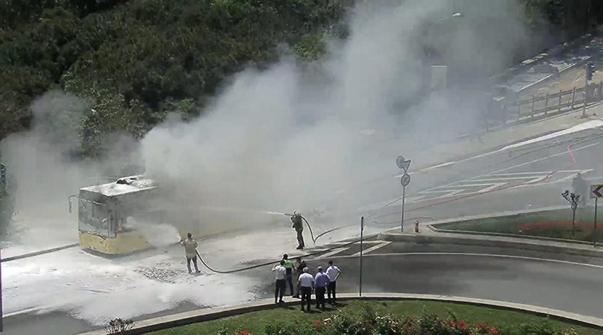 İstanbul'da korku dolu anlar! İETT otobüsü alev alev yandı - Resim: 1