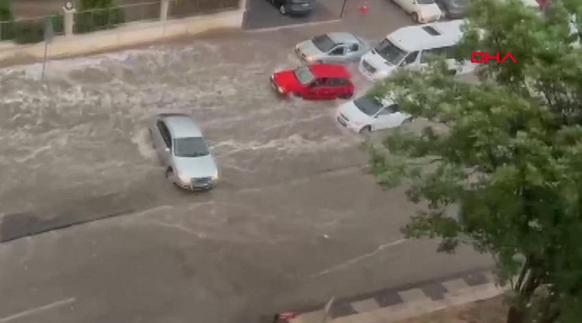 Ankara'yı yaz ortasında sel aldı: Yollar göle döndü - Resim: 2