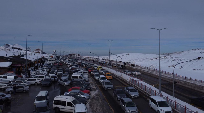 Sömestir tatiline zirvede veda: Kilometrelerce araç kuyruğu oluştu - Resim: 2