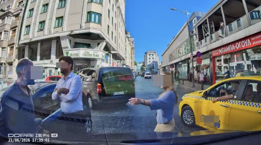 Beyoğlu'nda yol verme kavgası: Sürücüye ''boksörüm çeneni kırarım'' tehdidi kamerada - Resim: 4