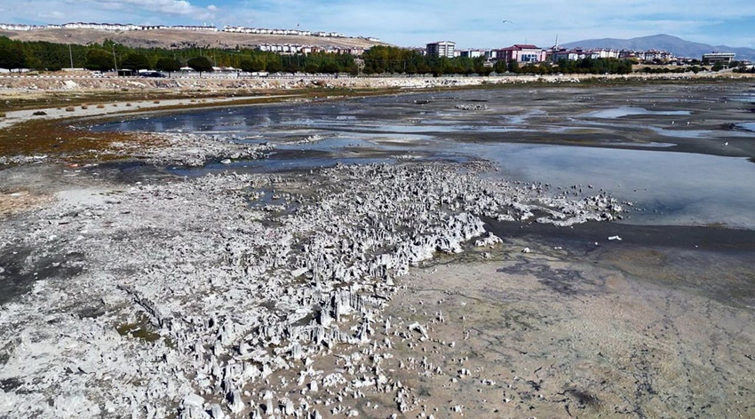 Van Gölü eski günlerine döndü; Kuraklıkla ortaya çıkan mikrobiyalitler sular altında kaldı - Resim: 4