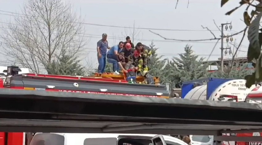 Temizlik yapan bir işçi kimyasal tankerinin içine düştü - Resim: 2