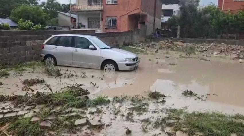 Aniden bastıran sağanak yağış bir şehrimizi sulara gömdü - Resim: 4