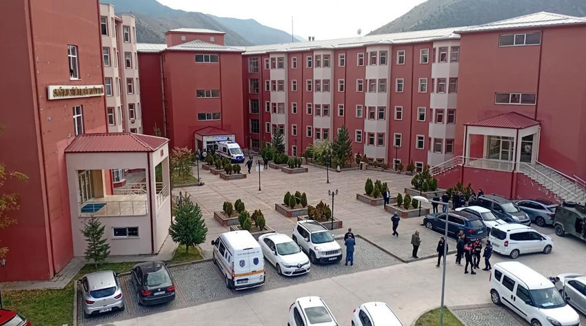 Üniversitede silahlı rehine krizi: Eli silahlı saldırgan bir kadını rehin aldı - Resim: 4