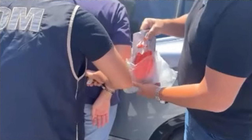 Rüşvet skandalına suçüstü! Deste deste para ele geçirildi - Resim: 3