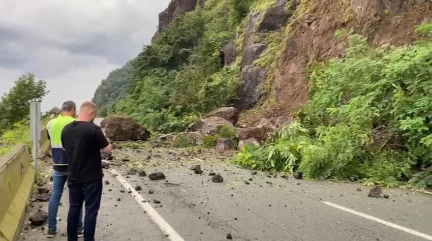 Artvin'de heyelan: Dev kayalar Karadeniz Sahil Yolu'nu kapattı - Resim: 3