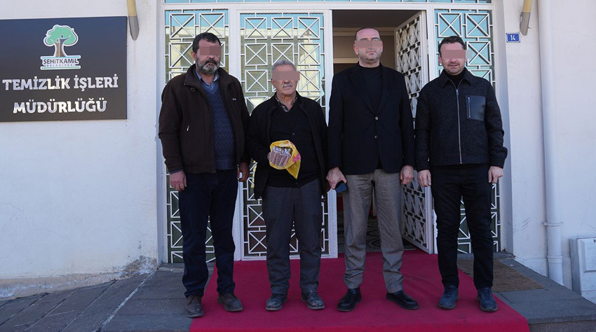 Bir elinde çöp, diğer elinde para poşeti vardı... Öyle bir hata yaptı ki... - Resim: 4