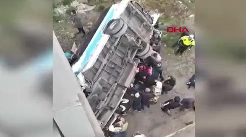 Ankara'da korkunç kaza! Özel halk otobüsü üst geçide çarptı: Ölü ve yaralılar var - Resim: 1