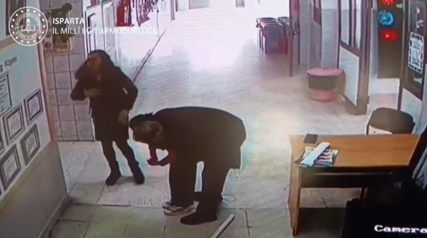 İlkokul sınıfında minik öğrencinin hayatını kadın öğretmen kurtardı - Resim: 2