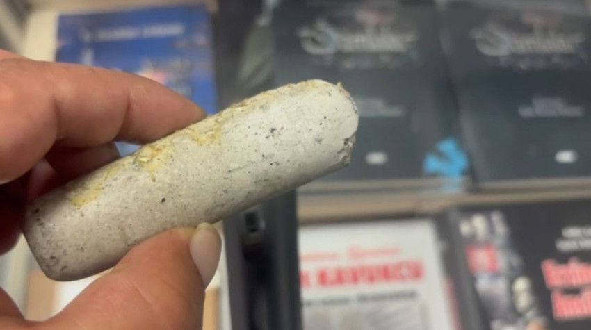 İnternetten satın aldığı mikrofonun içinden çıkanı görünce ne yapacağını şaşırdı - Resim: 3