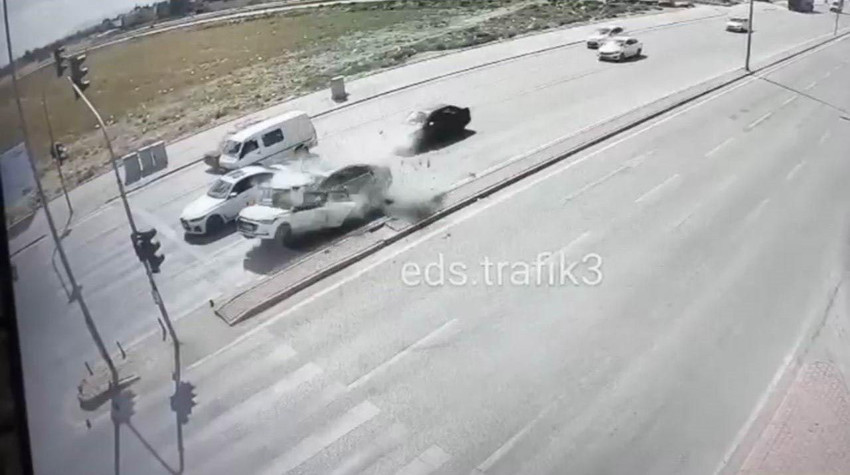 Kırmızı ışıkta katliam gibi tam gaz kaza anı kamerada: Araç ikiye bölündü; sürücüsü öldü - Resim: 1