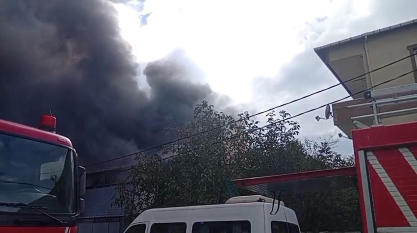 İstanbul'da korkutan yangın: Fabrika alevlere teslim oldu - Resim: 2