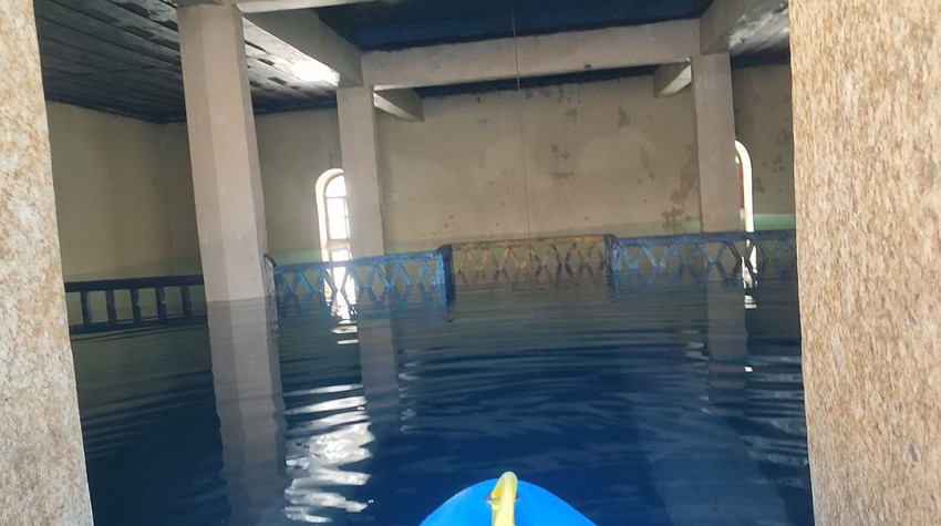 ''Türkiye'nin Atlantisi''ndeki camiye kanoyla ziyaret kamerada: Penceresinden girebildi - Resim: 4