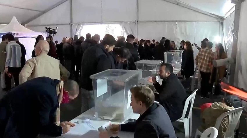 Yine tüm gözler onun üzerindeydi! Ünlü şarkıcı Hatice'den ''seçim'' pozu - Resim: 1