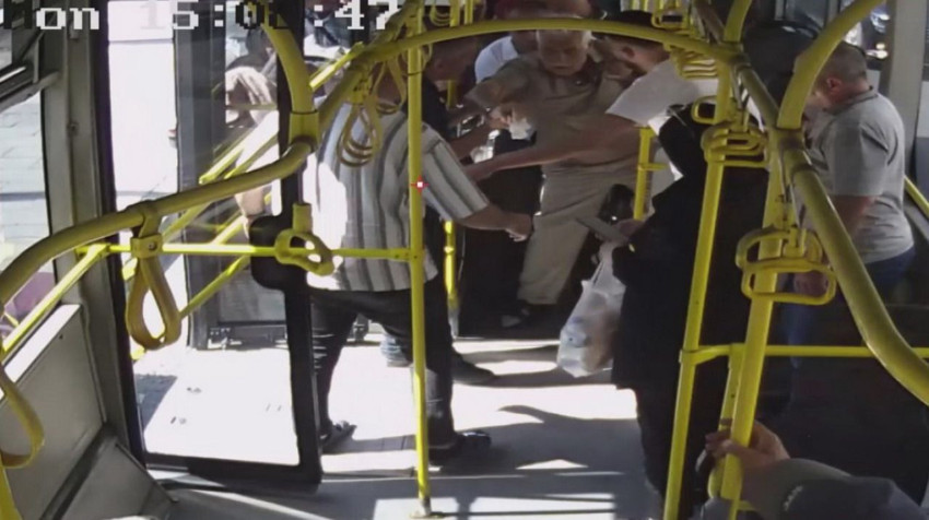 Bir yolcunun fenalaştığını farkeden otobüs şoförü hayat kurtardı - Resim: 1