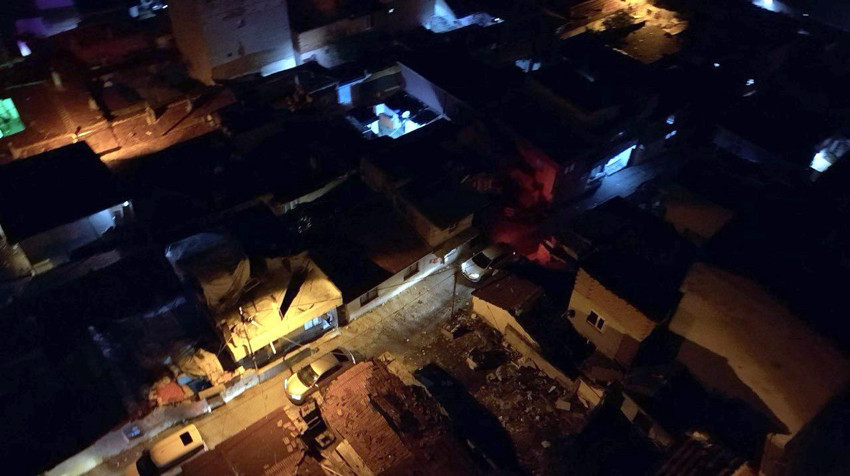 Sabıkalı mahalleye yüzlerce polisle şafak baskını! - Resim: 1