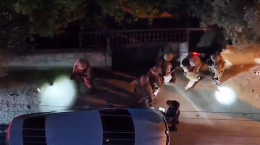 Y&uuml;zlerce polisle şafak baskını! Kapılar ko&ccedil;başıyla kırıldı, kıskıvrak yakalandılar - Resim: 2