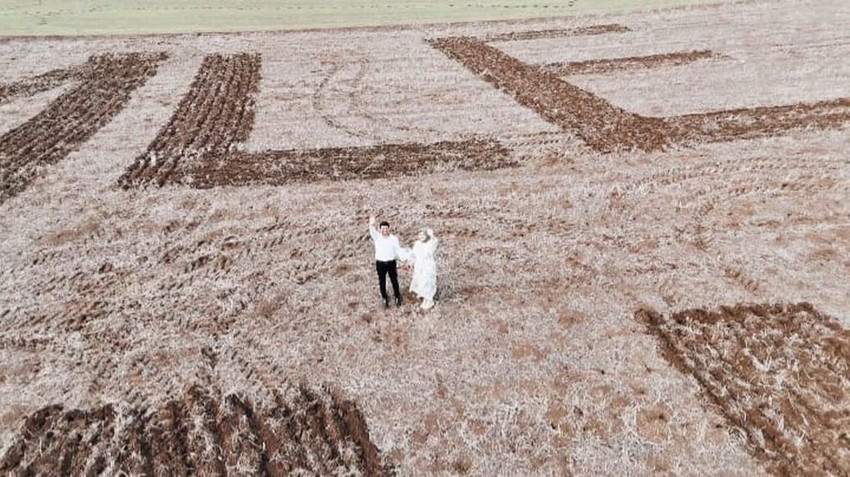 Traktörüyle tarlaya 'Benimle evlenir misin' yazdı - Resim: 2