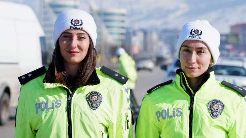 Bir şehrimizin trafiği 2 kadına emanet edildi: Orkestra şefi gibi yönetiyorlar - Resim: 1
