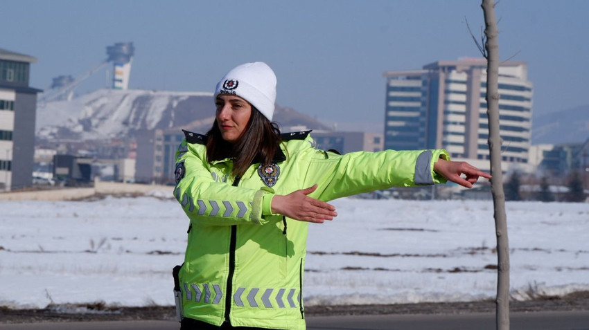 Bir şehrimizin trafiği 2 kadına emanet edildi: Orkestra şefi gibi yönetiyorlar - Resim: 4