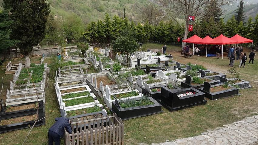 Volkan Konak'ın kabrini ilk günden yüzlerce kişi ziyaret etti - Resim: 4
