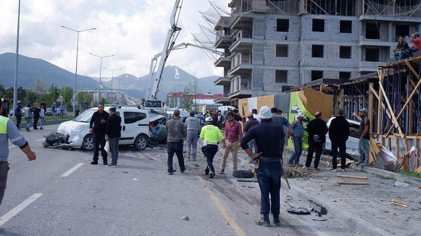 Sürücüsü rahatsızlandı, beton mikseri 8 aracı biçti - Resim: 4