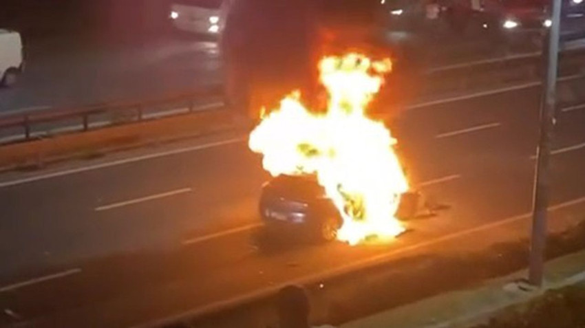 İstanbul trafiğinde korku dolu anlar: Kaza yapan araç alevler içinde kaldı - Resim: 1