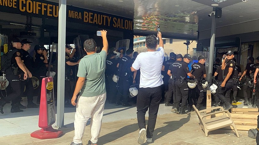 Antalya'da kaçak turistik yapıları yıkılırken ortalık karıştı; kendilerini yakmaya çalıştılar - Resim: 1