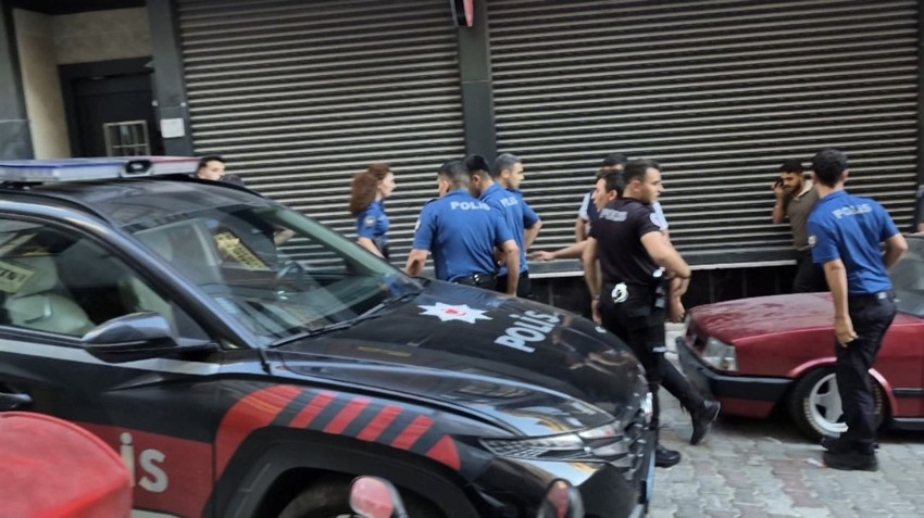 İstanbul'da eli bıçaklı psikopat alarmı: Polislere saldırıp sokak sokak kaçtı - Resim: 1