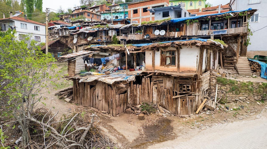 Manisa'daki büyük yangından kurtulmuştu... Yüzlerce kişi tek çatı altında yaşıyor - Resim: 1