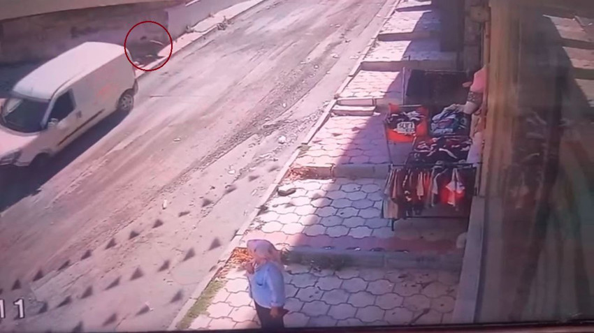 Yokuş aşağı inerken freni patlayan aracın sürücüsü kendini araçtan attı - Resim: 3