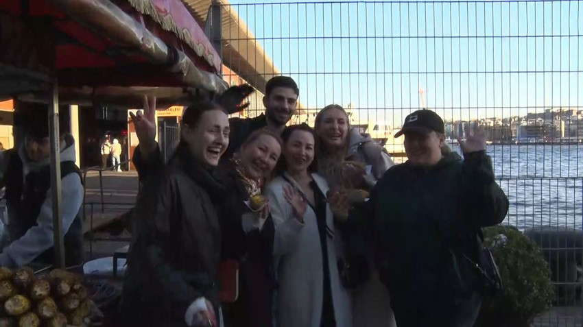 Kadın turistlerin tezgahında kuyruk olduğu yakışıklı kestaneci bir fenomen oldu - Resim: 3