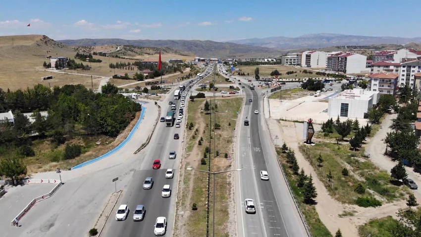 Kilit kavşakta bayram trafiği başladı - Resim: 2