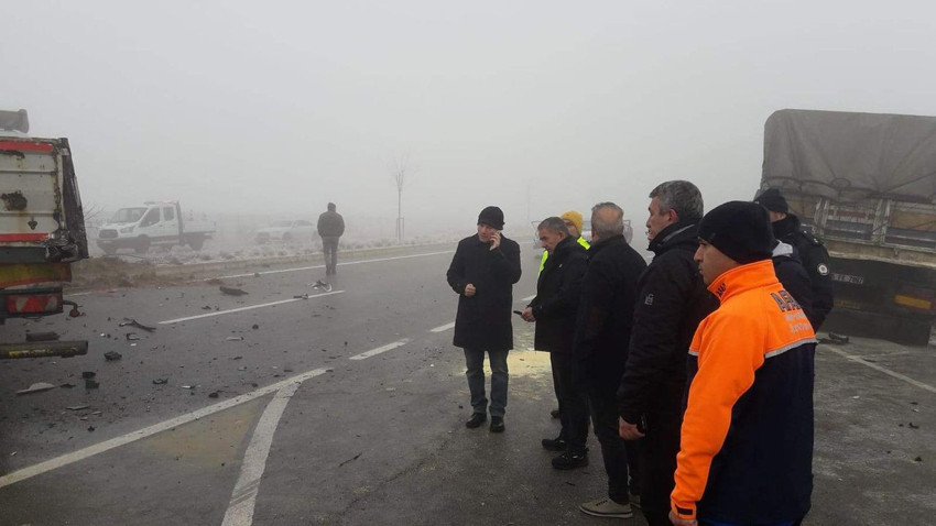 Kırşehir'de 15 araç birbirine girdi: 2 ölü, 12 yaralı var - Resim: 2