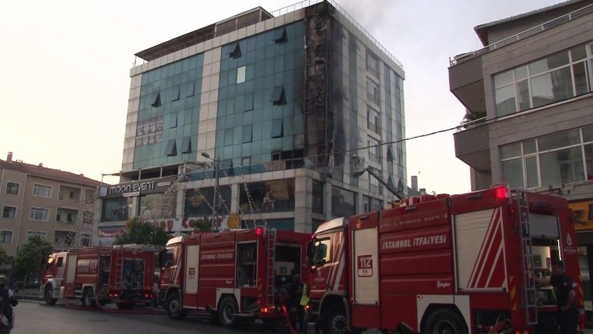 İstanbul'da korkutan yangın: İş merkezi alevlere teslim oldu - Resim: 1