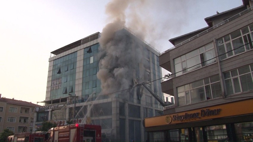 İstanbul'da korkutan yangın: İş merkezi alevlere teslim oldu - Resim: 3