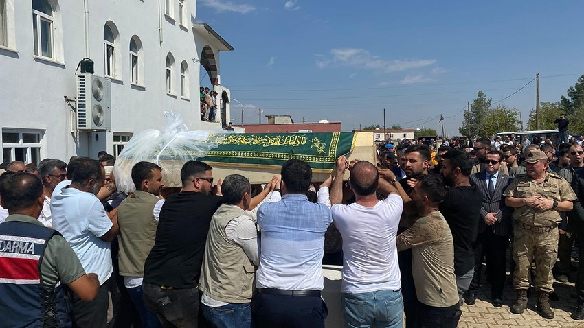 Narin katledildiği köyde toprağa verildi: Bugün okula gidecekti, tabutuna duvak bırakıldı - Resim: 4