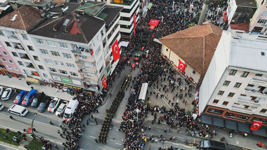 Şehit cenazesi sırasında belediye konserine tepki yağdı - Resim: 2