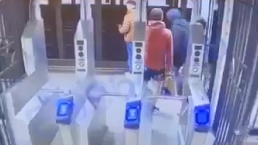 Yine metro yine vahşet: Raylara itilen yolcu feci şekilde can verdi - Resim: 1