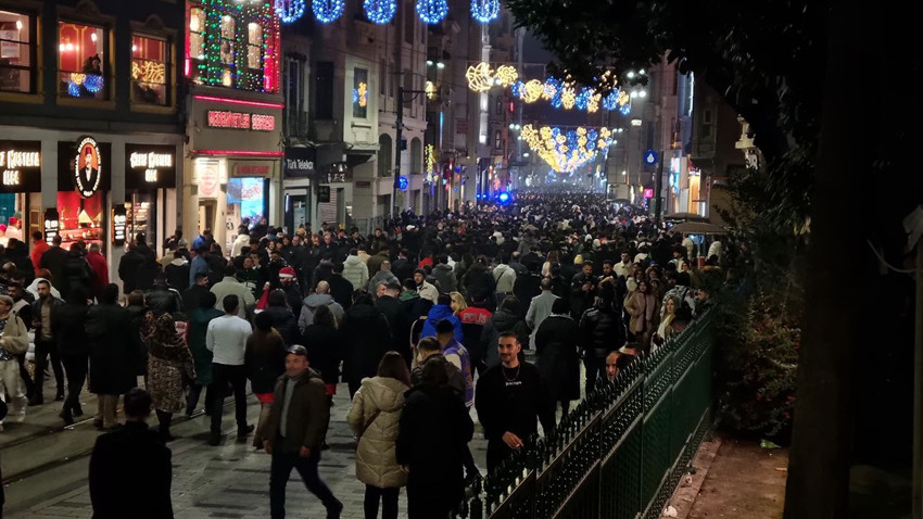 İğne atsan yere düşmez... Yılbaşı yoğunluğu havadan görüntülendi - Resim: 1
