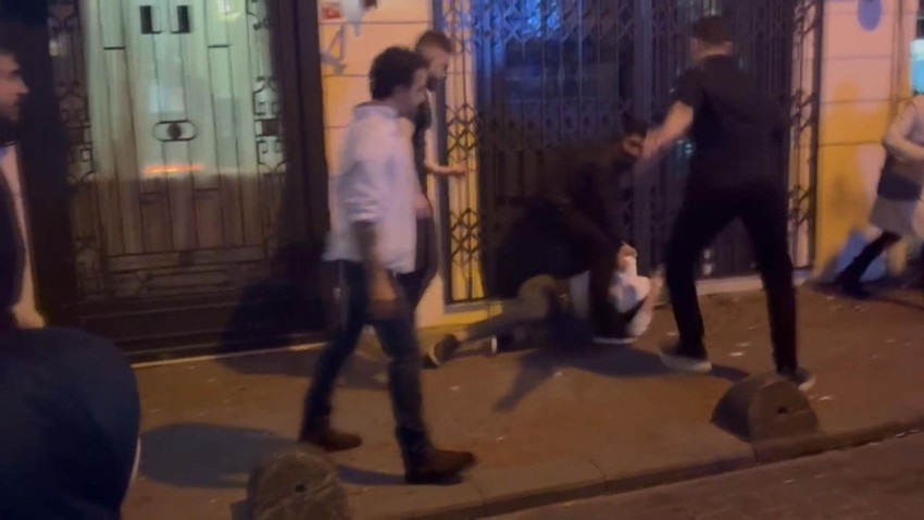 Taksim'de tekmeli, yumruklu yılbaşı kavgası - Resim: 1