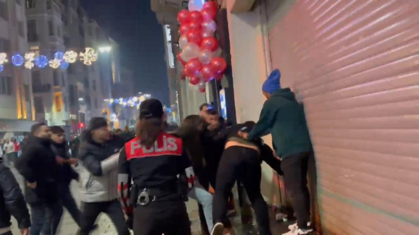 Taksim'de tekmeli, yumruklu yılbaşı kavgası - Resim: 3