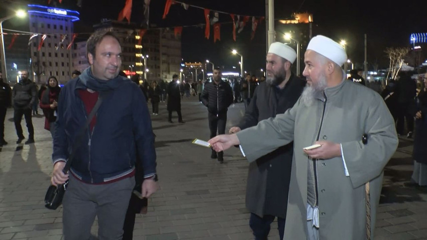 Tebliğciler, yılbaşı gecesi Taksim Meydanı’nda bildiri dağıttı - Resim: 4