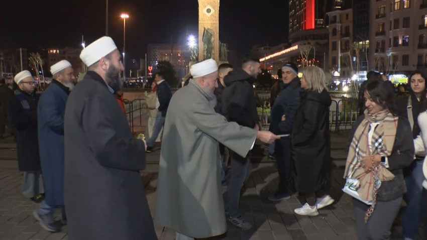 Tebliğciler, yılbaşı gecesi Taksim Meydanı’nda bildiri dağıttı - Resim: 2