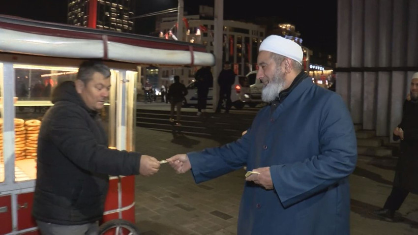 Tebliğciler, yılbaşı gecesi Taksim Meydanı’nda bildiri dağıttı - Resim: 1