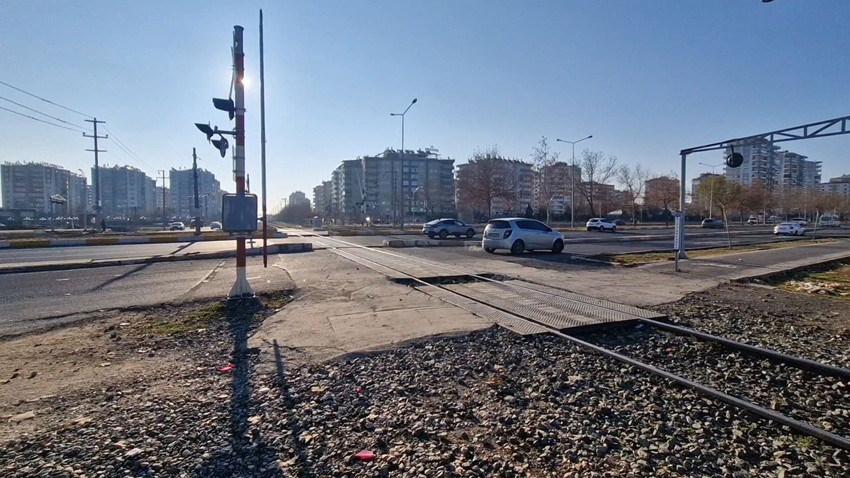 Hemzemin geçitte kaza: Trenin çarptığı araçtaki 1 kişi öldü, 1 kişi yaralandı - Resim: 3